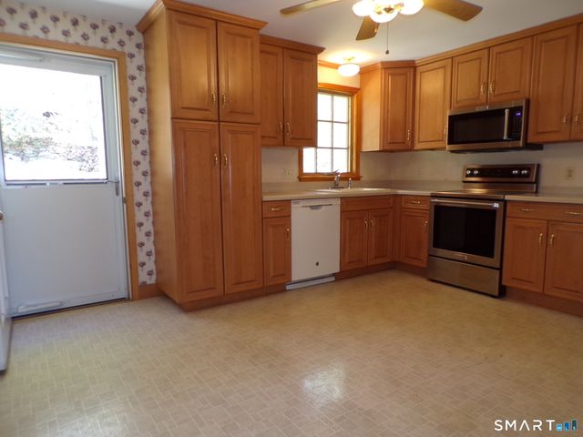 42 Ten Coat Lane, Shelton, CT 06484