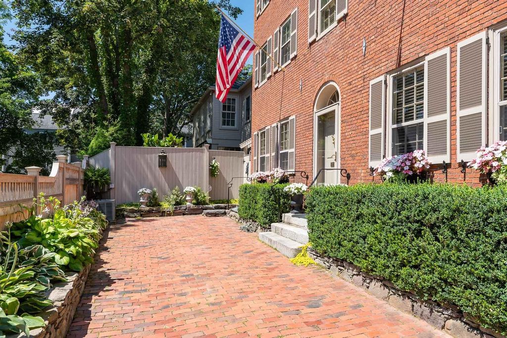 20 Atkinson Street, Portsmouth, NH 03801