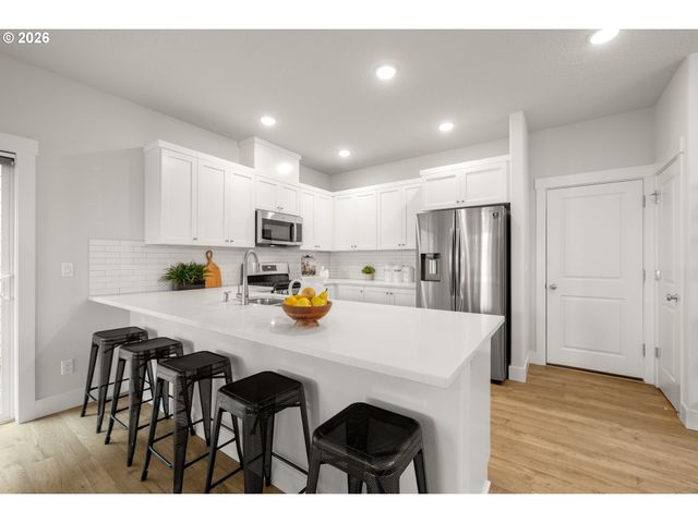 7438 Nw LAUREN Ave, Portland, OR 97229