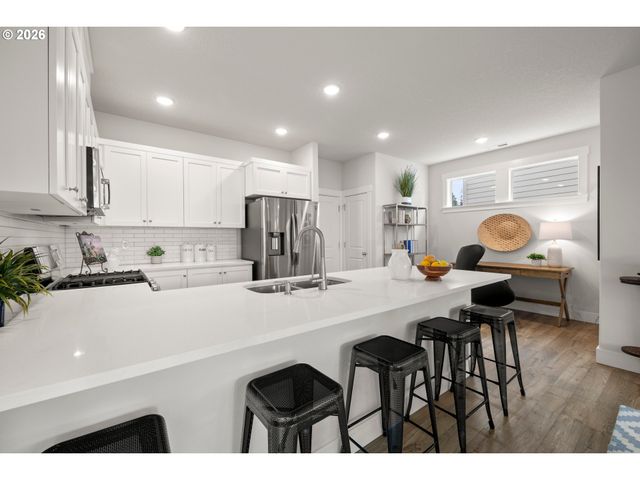 7438 Nw LAUREN Ave, Portland, OR 97229