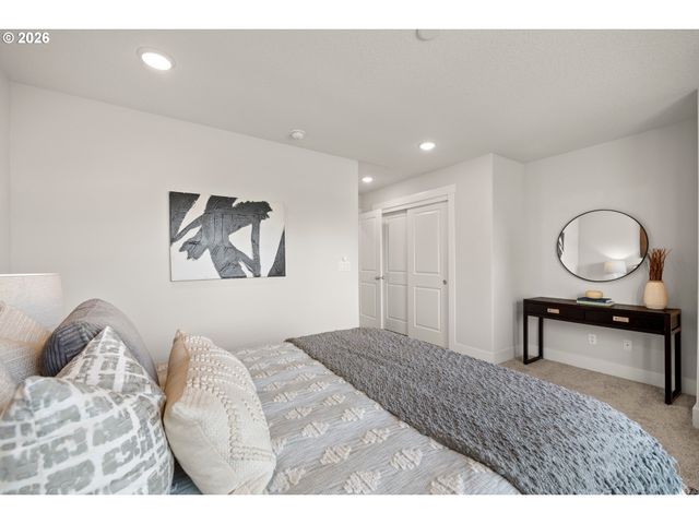 7438 Nw LAUREN Ave, Portland, OR 97229