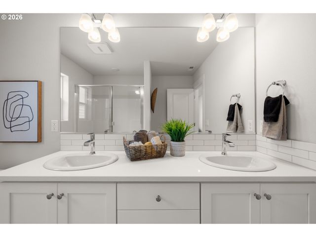 7438 Nw LAUREN Ave, Portland, OR 97229