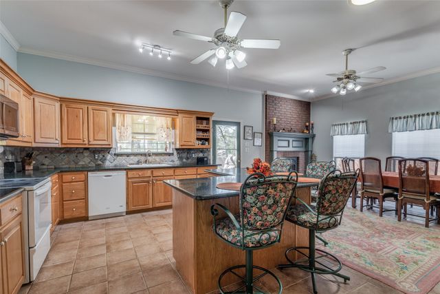 120 Modoc Trail, Gainesville, TX 76240