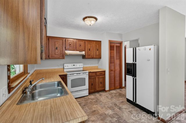 404 Ciccone Drive, Hendersonville, NC 28791