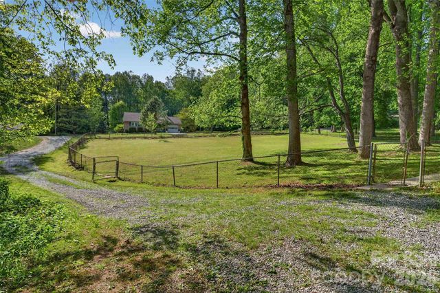 404 Ciccone Drive, Hendersonville, NC 28791