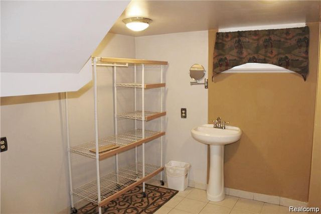 6272 W Court Street, Flint, MI 48532