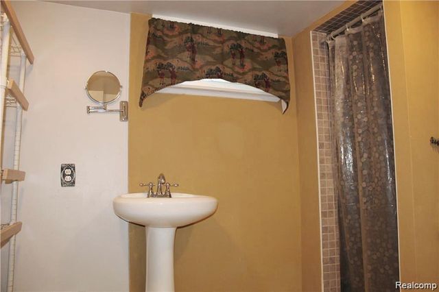 6272 W Court Street, Flint, MI 48532