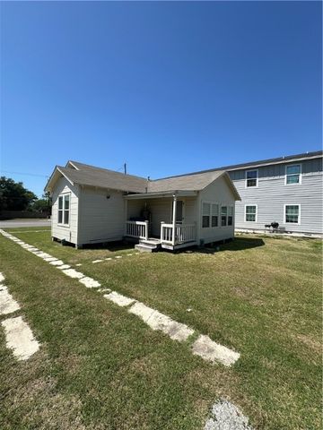 506 N Alamo St, Refugio, TX 78377