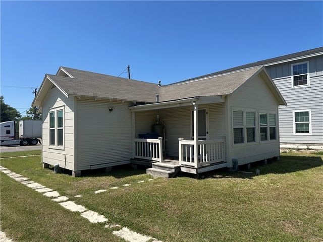 506 N Alamo St, Refugio, TX 78377