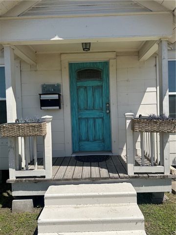 506 N Alamo St, Refugio, TX 78377