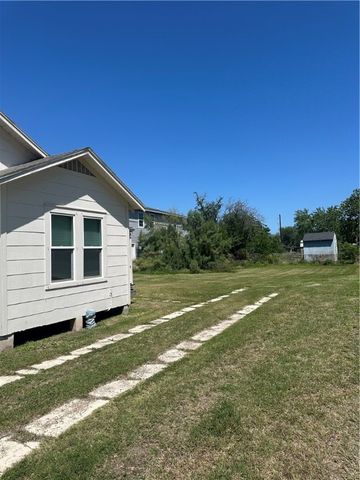 506 N Alamo St, Refugio, TX 78377