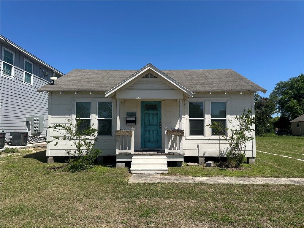 506 N Alamo St, Refugio, TX 78377
