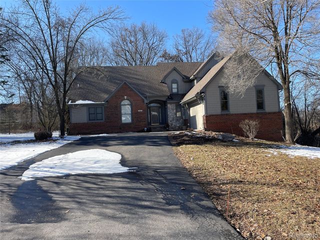 4765 Woodbine Circle S, West Bloomfield Charter Township, MI 48323