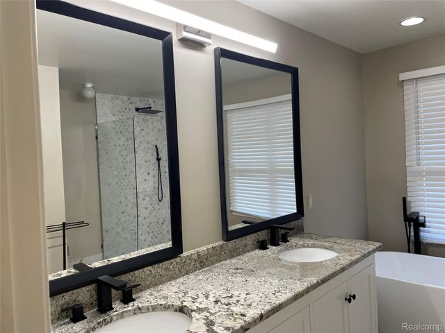 4765 Woodbine Circle S, West Bloomfield Charter Township, MI 48323