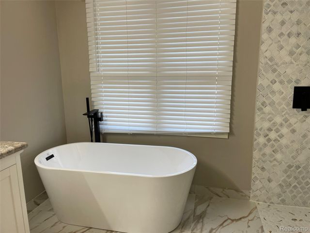 4765 Woodbine Circle S, West Bloomfield Charter Township, MI 48323