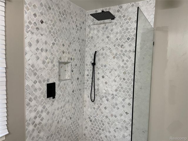 4765 Woodbine Circle S, West Bloomfield Charter Township, MI 48323