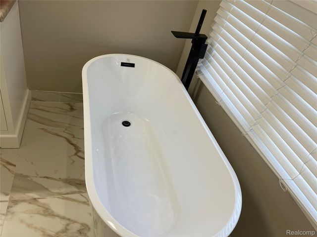 4765 Woodbine Circle S, West Bloomfield Charter Township, MI 48323