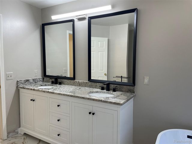 4765 Woodbine Circle S, West Bloomfield Charter Township, MI 48323