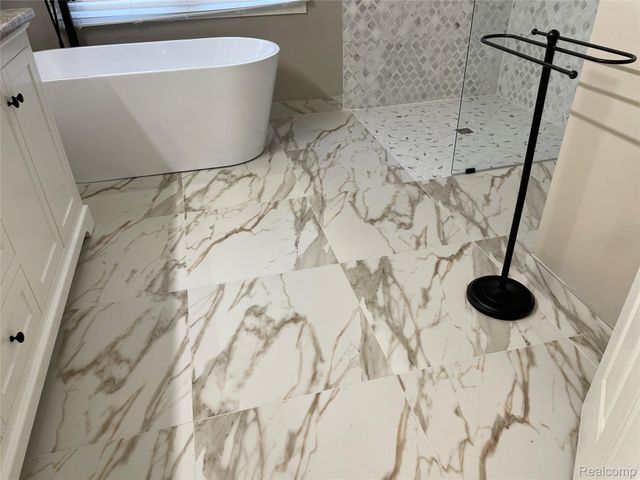 4765 Woodbine Circle S, West Bloomfield Charter Township, MI 48323