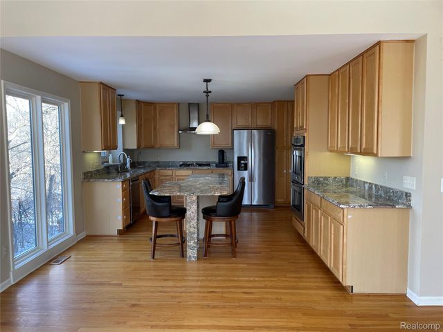 4765 Woodbine Circle S, West Bloomfield Charter Township, MI 48323