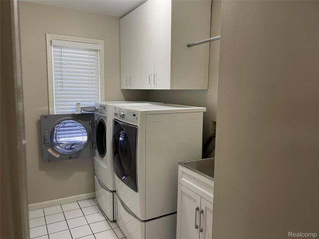 4765 Woodbine Circle S, West Bloomfield Charter Township, MI 48323