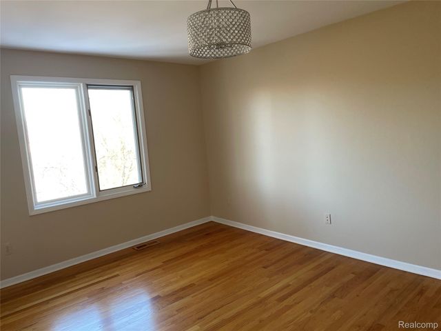 4765 Woodbine Circle S, West Bloomfield Charter Township, MI 48323