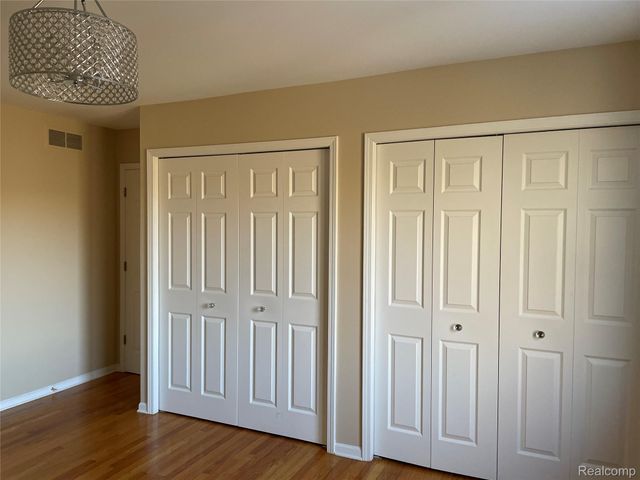 4765 Woodbine Circle S, West Bloomfield Charter Township, MI 48323