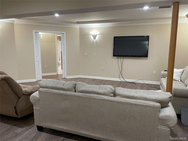 4765 Woodbine Circle S, West Bloomfield Charter Township, MI 48323