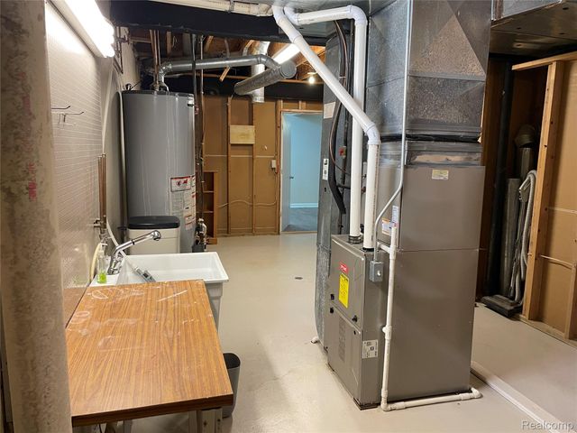 4765 Woodbine Circle S, West Bloomfield Charter Township, MI 48323