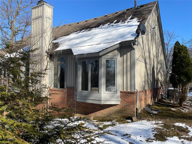 4765 Woodbine Circle S, West Bloomfield Charter Township, MI 48323