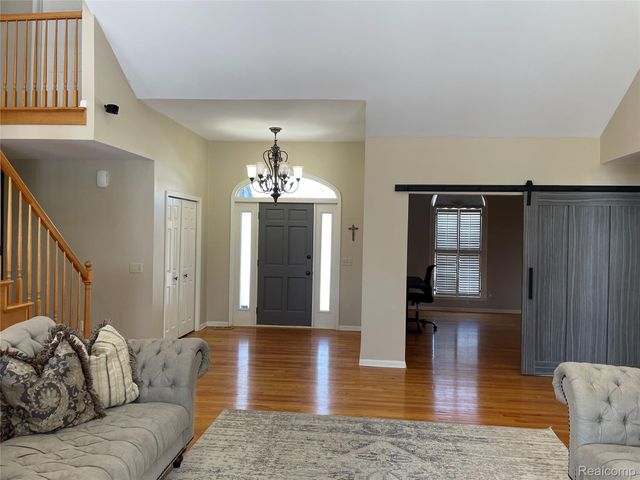 4765 Woodbine Circle S, West Bloomfield Charter Township, MI 48323