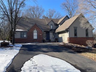4765 Woodbine Circle S, West Bloomfield Charter Township, MI 48323