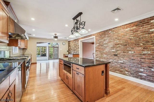 4 Punch Bowl Rd, Florham Park Boro, NJ 07960