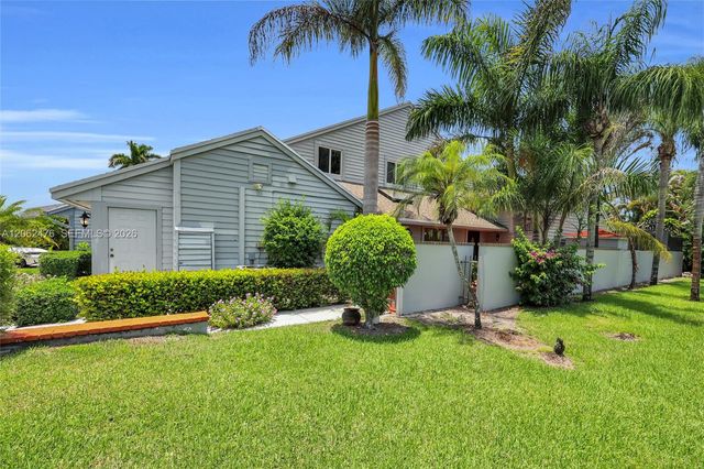 6879 Palm Grove Court, Palm Beach Gardens, FL 33418