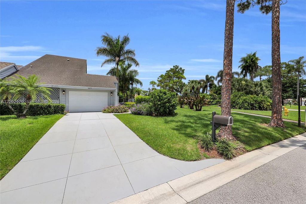 6879 Palm Grove Court, Palm Beach Gardens, FL 33418