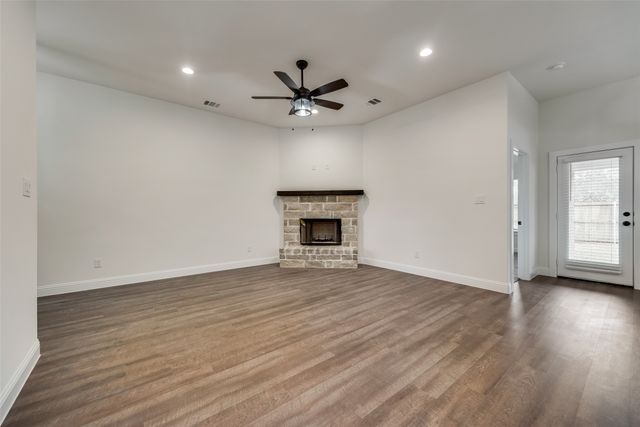 107 Maverick Trail, Valley View, TX 76272