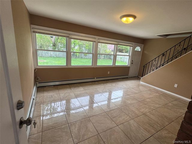 33 Clarissa Drive, Hicksville, NY 11801