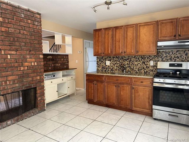 33 Clarissa Drive, Hicksville, NY 11801