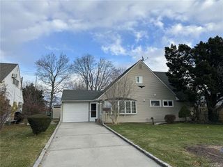 33 Clarissa Drive, Hicksville, NY 11801