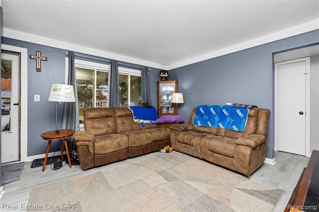 14898 Chesterfield Avenue, Warren, MI 48089