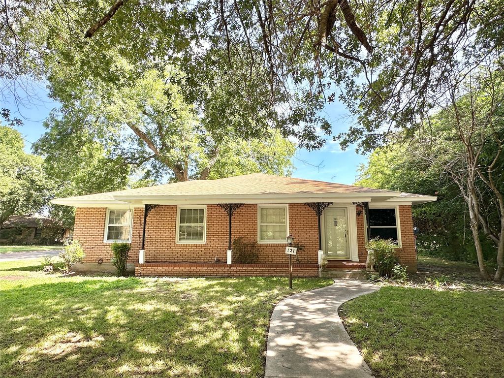 121 W Tennie Street, Gainesville, TX 76240
