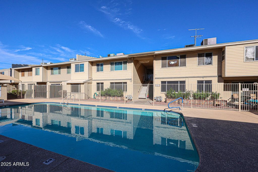 2605 W ROSE Lane B-202, Phoenix, AZ 85017