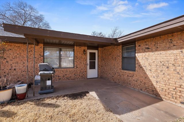 403 Poplar Street, Levelland, TX 79336