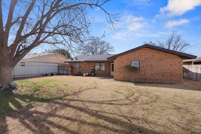 403 Poplar Street, Levelland, TX 79336