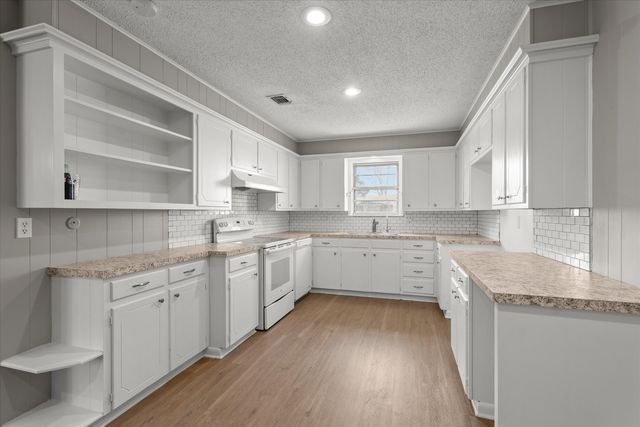 403 Poplar Street, Levelland, TX 79336