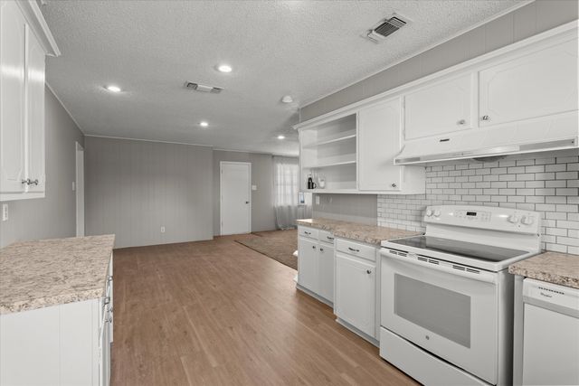 403 Poplar Street, Levelland, TX 79336