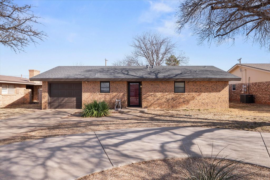 403 Poplar Street, Levelland, TX 79336