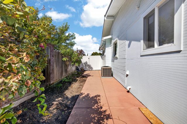 1704 N Berkeley Ave, Stockton, CA 95205