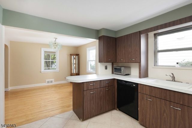 351 Fernwood Ter, Linden City, NJ 07036