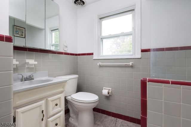 351 Fernwood Ter, Linden City, NJ 07036